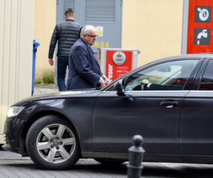 Adam Lipiński służbową furą po papierosy