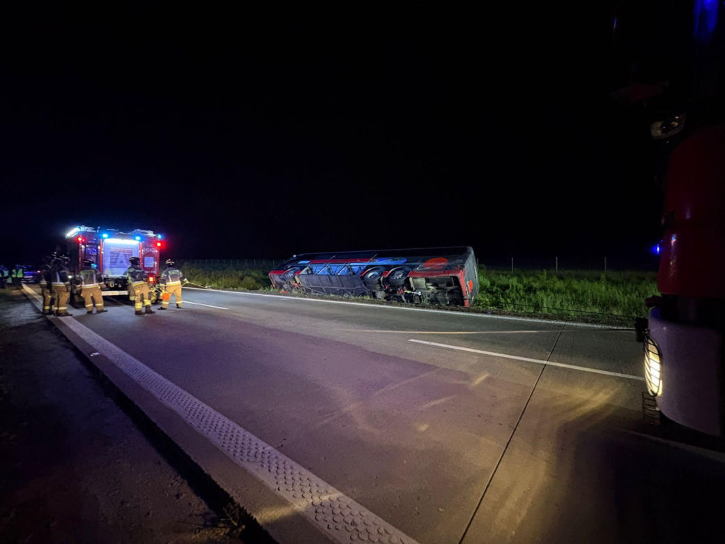 Wypadek autokaru wojskowego na autostradzie A4. Wielka akcja służb ratunkowych [ZDJĘCIA]