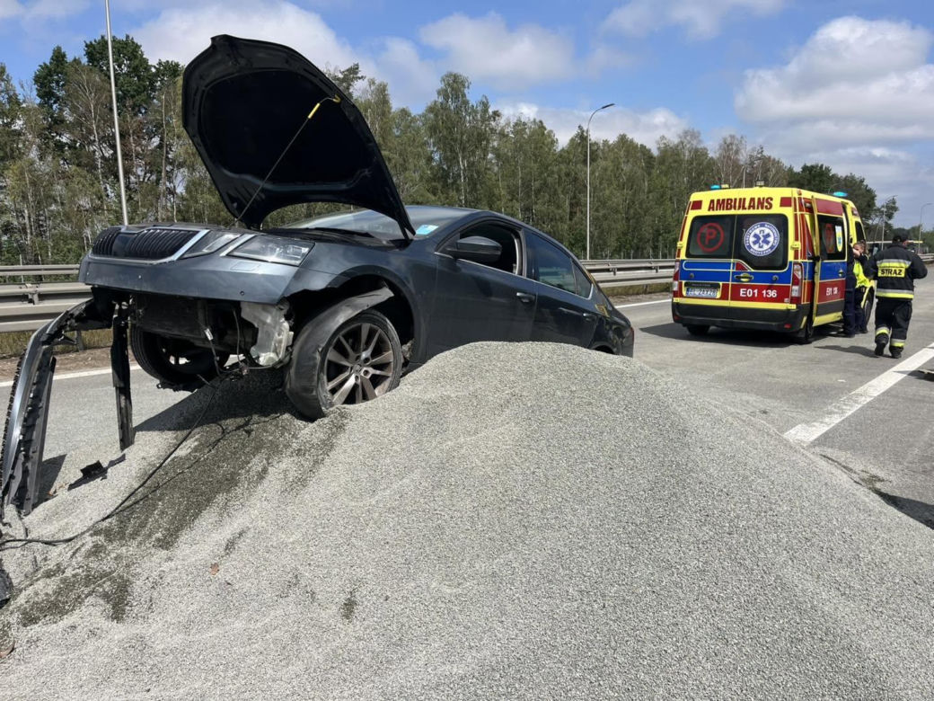 Samochód zatrzymał się na pryzmie żwiru. Wypadek na zamkniętym odcinku S8