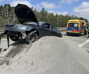 Skoda wbiła się w hałdę żwiru na trasie S8. 60-letni kierowca trafił do szpitala