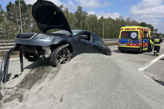 Samochód zatrzymał się na pryzmie żwiru. Wypadek na zamkniętym odcinku S8