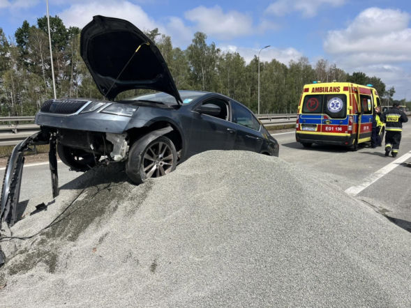 Samochód zatrzymał się na pryzmie żwiru. Wypadek na zamkniętym odcinku S8