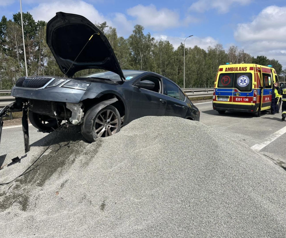 Skoda wbiła się w hałdę żwiru na trasie S8. 60-letni kierowca trafił do szpitala