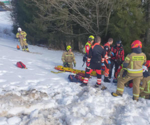 Koszmarny wypadek na stoku narciarskim na Podhalu. Mężczyzna uderzył w drzewo i wpadł do potoku