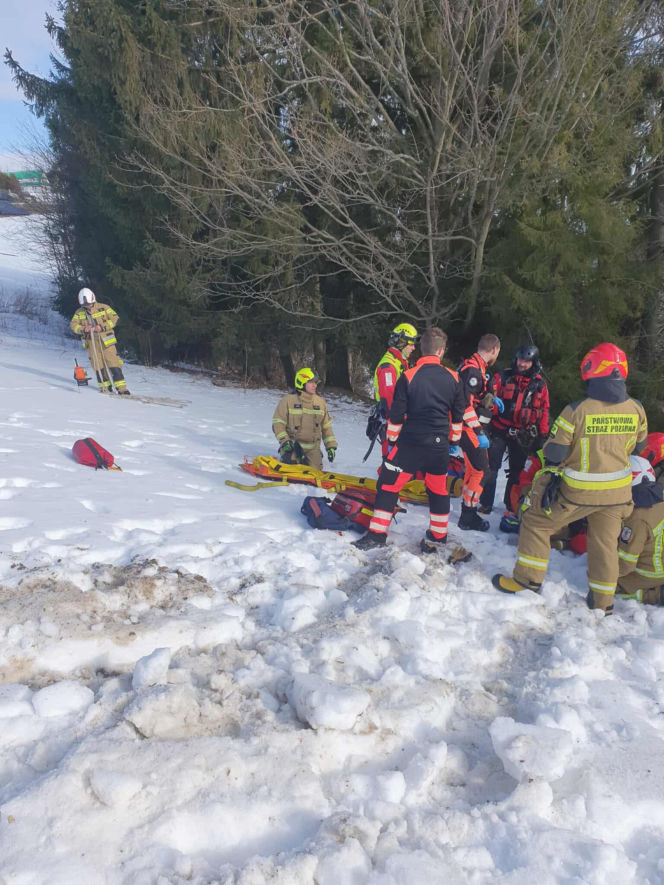Koszmarny wypadek na stoku narciarskim na Podhalu. Mężczyzna uderzył w drzewo i wpadł do potoku