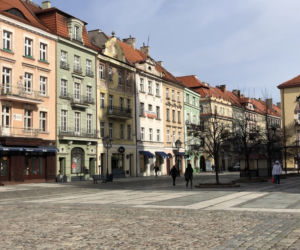 Kalisz w obliczu koronawirusa: opustoszałe sklepy, kolejki przed bankami, mieszkańcy zdystansowani