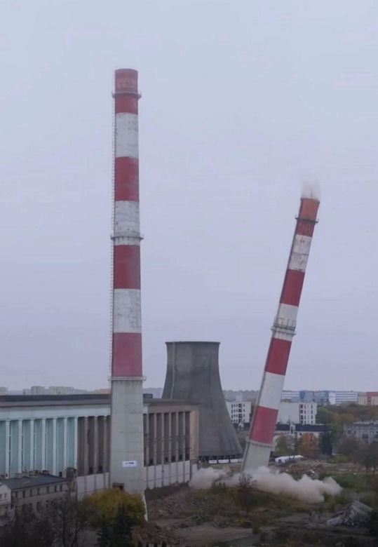 Przez blisko 70 lat były symbolem Łodzi. Trzy kominy EC2 przestały istnieć