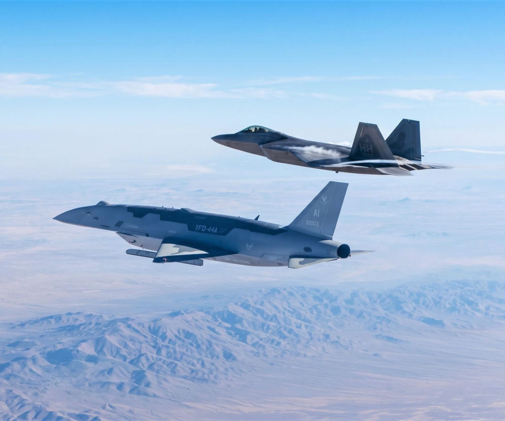 Sterowany AI dron YFQ-44 Fury współdziała z myśliwcem F-22A Raptor