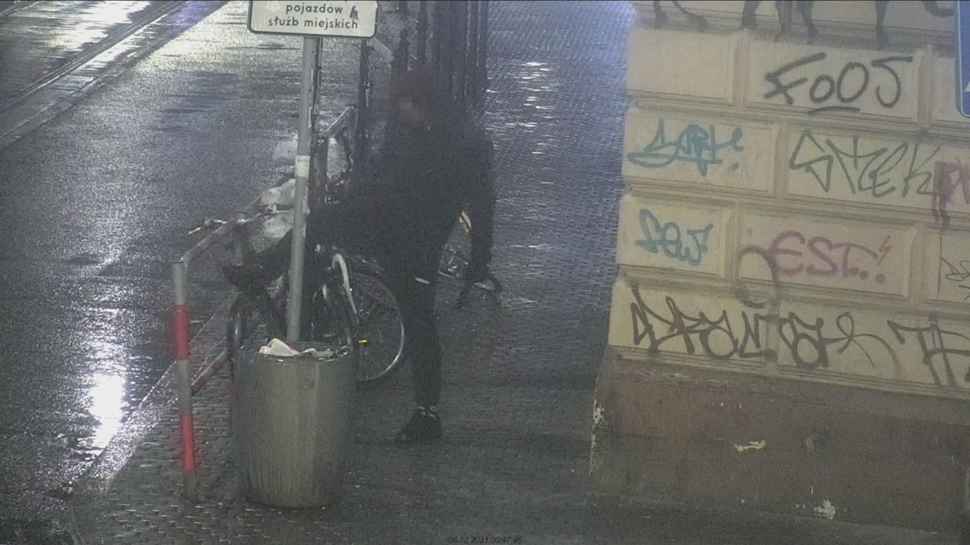 Kraków. Atak furii w centrum miasta. Kamera wszystko nagrała