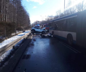 Wypadek przy ul. Chwarznieńskiej w Gdyni. 5.03.2021r. Trzy osoby ranne