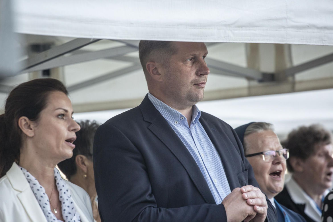 Przemysław Czarnek był królem parkietu we włoskim hotelu. Tam poznał piękną małżonkę [ZDJĘCIA]