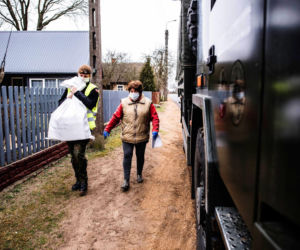 Podlascy żołnierze rozwożą żywność we współpracy z Caritas
