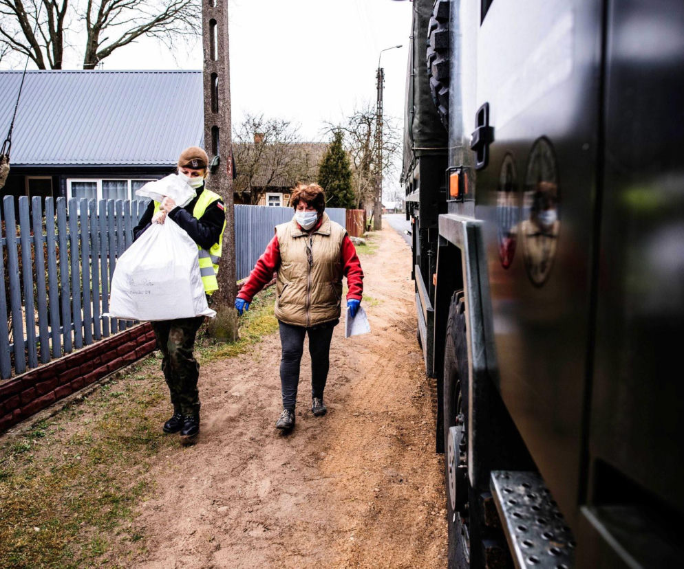 Podlascy żołnierze rozwożą żywność we współpracy z Caritas