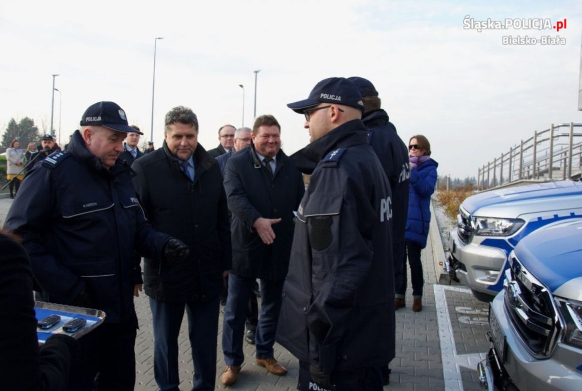 7 nieoznakowanych aut i 3 oznakowane pick-upy. Bielska policja ma 10 nowych radiowozów