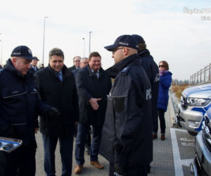 7 nieoznakowanych aut i 3 oznakowane pick-upy. Bielska policja ma 10 nowych radiowozów