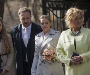 Przyjaciółki odcinek 110, Anka (Magdalena Stużyńska), Paweł (Bartek Kasprzykowski), Julka (Nicole Bogdanowicz)