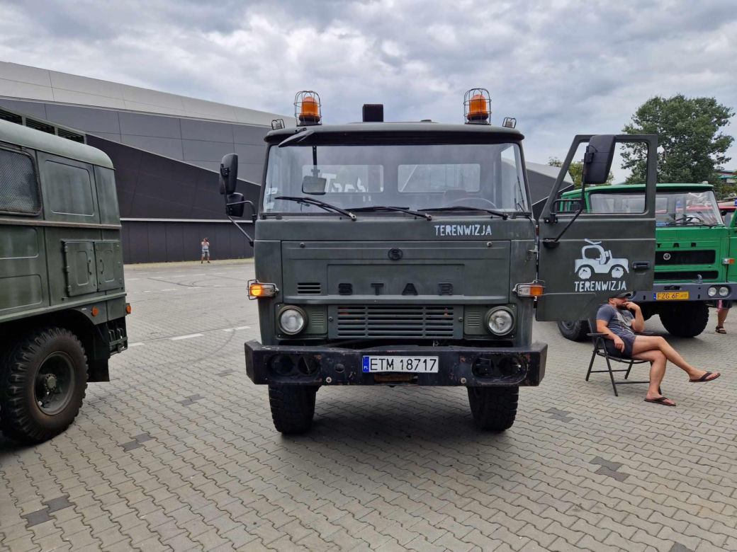 Oglądaliśmy w Bydgoszczy zabytkowe STAR-y. Wyjątkowe samochody ruszyły w Polskę