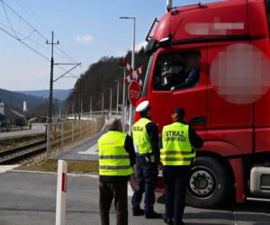  Policja i SOK w akcji na przejazdach drogowo – kolejowych.  Ma być bezpieczniej!