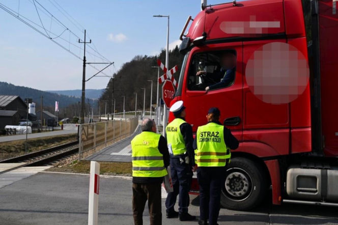 Policja i SOK w akcji na przejazdach drogowo – kolejowych.  Ma być bezpieczniej!
