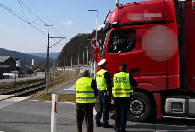  Policja i SOK w akcji na przejazdach drogowo – kolejowych.  Ma być bezpieczniej!