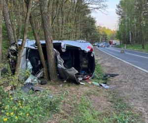 Toyota roztrzaskała się o drzewo pod Płockiem! W środku ciężko ranna 22-latka [ZDJĘCIA]. 