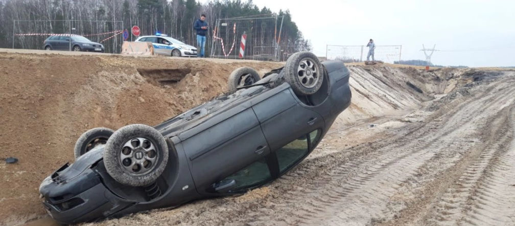 Zajechał  mu drogę! Auto DACHOWAŁO, a sprawca UCIEKŁ!