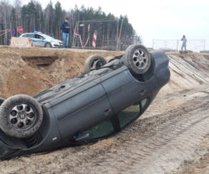 Zajechał  mu drogę! Auto DACHOWAŁO, a sprawca UCIEKŁ!