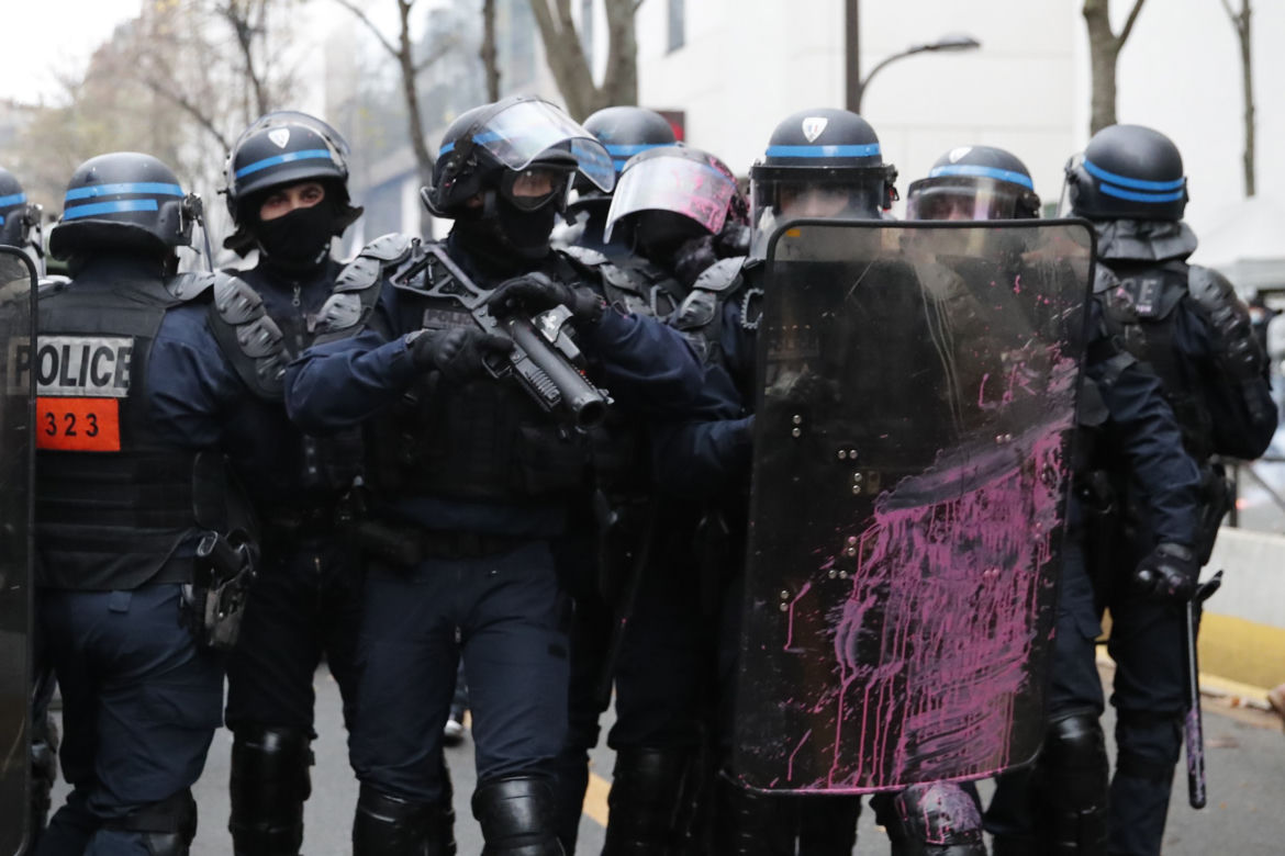 Francja płonie! Wielki atak na policję, dziesiątki rannych