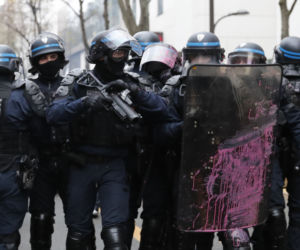Francja płonie! Wielki atak na policję, dziesiątki rannych