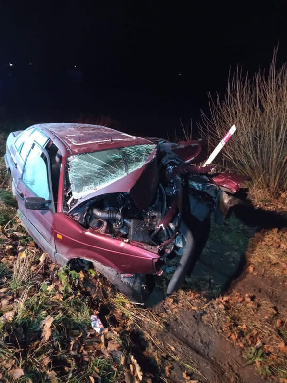 DK 66. Wypadek niedaleko Brańska. Zginął kierowca volkswagena, 18-letni pasażer w szpitalu