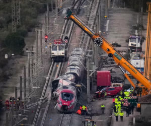 Czwarta katastrofa kolejowa w Hiszpanii! Pociąg uderzył w dźwig