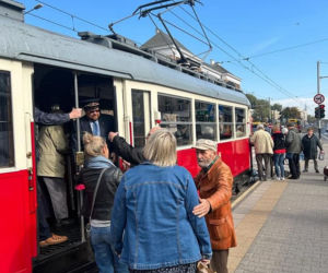 Niezwykły tramwaj z powstańcami. Wycieczka po Warszawie jak przed wojną