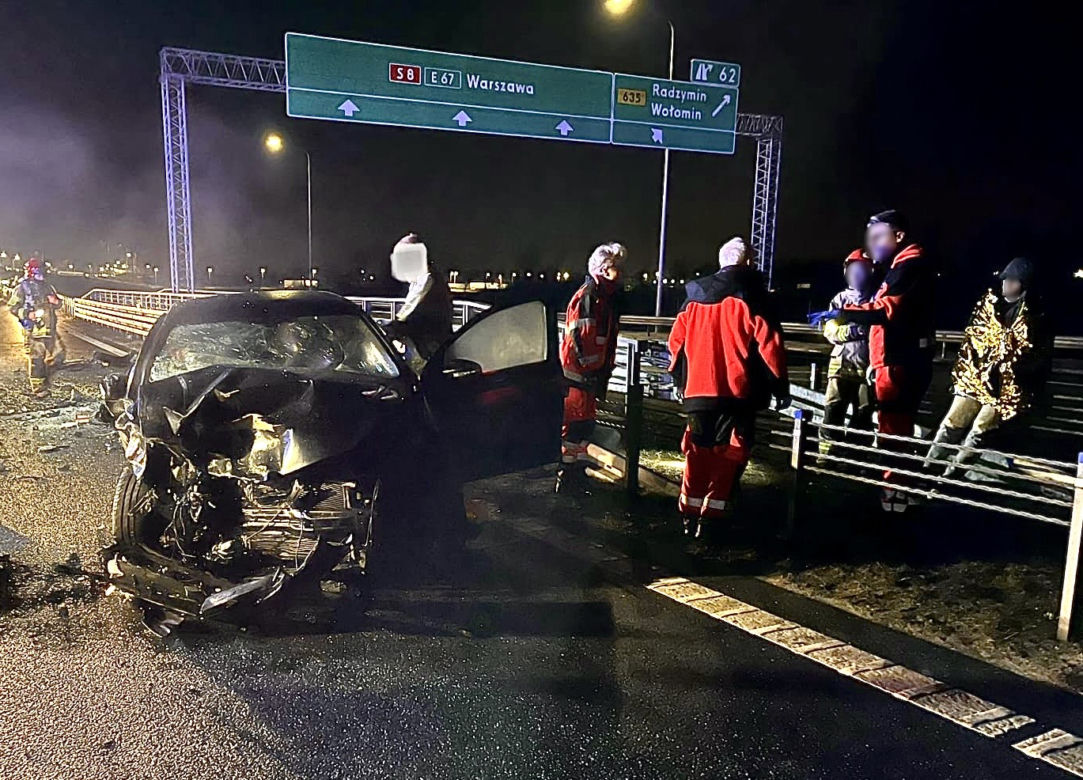 Jechał trasą S8 pod prąd! Volkswagen zderzył się czołowo z kią. 88-latek zmarł w szpitalu