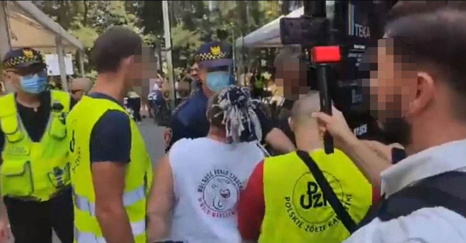 Szarpanina przed punktem szczepień w Grodzisku Mazowieckim