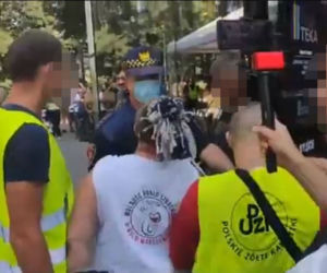 Szarpanina przed punktem szczepień w Grodzisku Mazowieckim