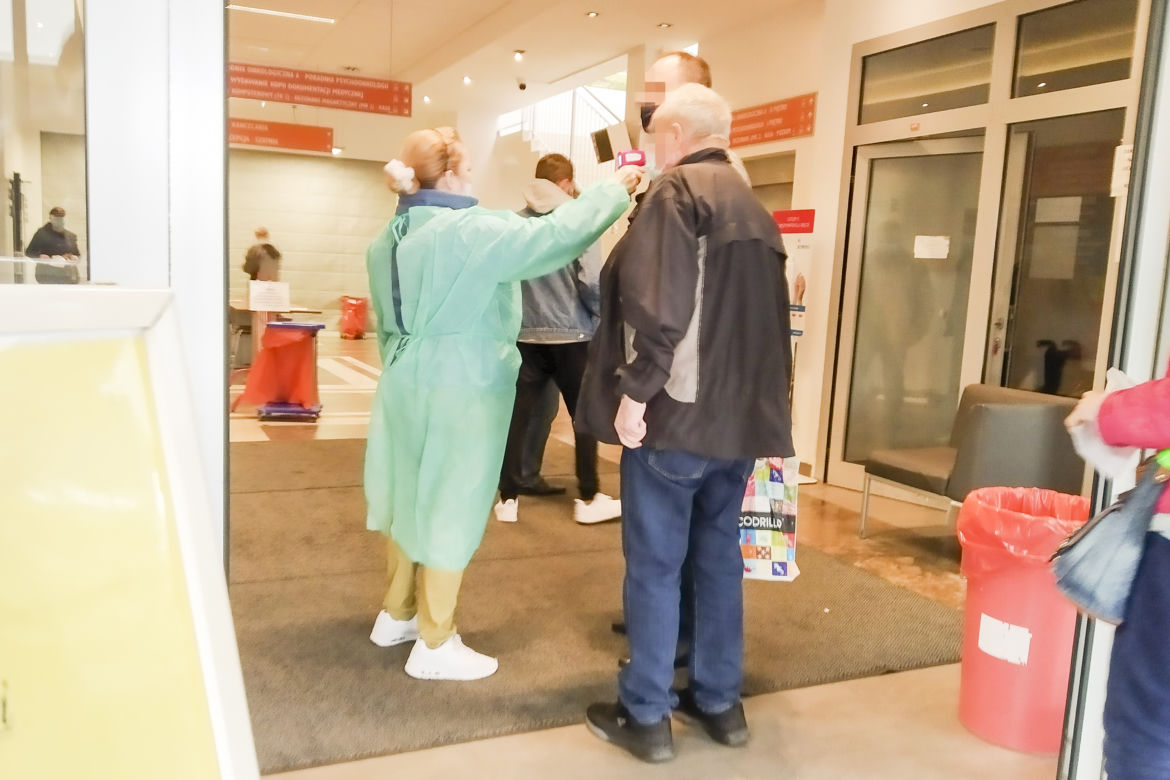 Horror w Instytucie Onkologii. Stłoczeni pacjenci na korytarzach. Tak szpital przestrzega wytycznych?