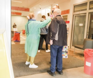 Horror w Instytucie Onkologii. Stłoczeni pacjenci na korytarzach. Tak szpital przestrzega wytycznych?