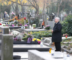Jarosław Kaczyński na grobie swojej mamy Jadwigi Kaczyńskiej
