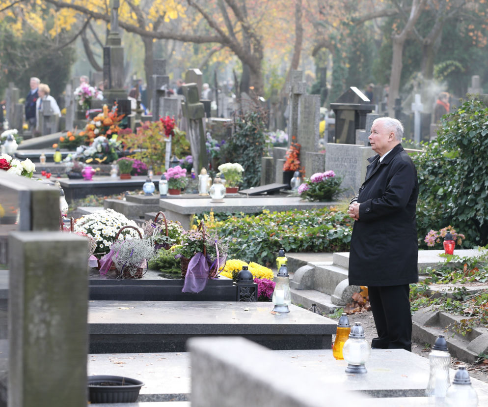 Jarosław Kaczyński na grobie swojej mamy Jadwigi Kaczyńskiej