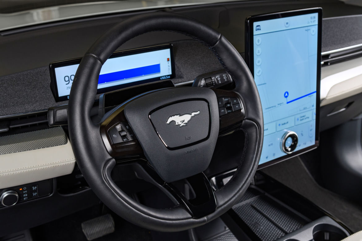 Ford Mustang Mach-E z pakietem Frost White