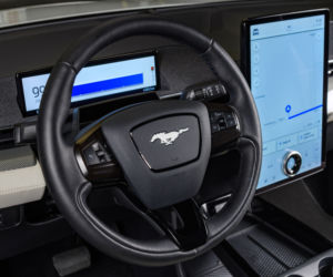 Ford Mustang Mach-E z pakietem Frost White
