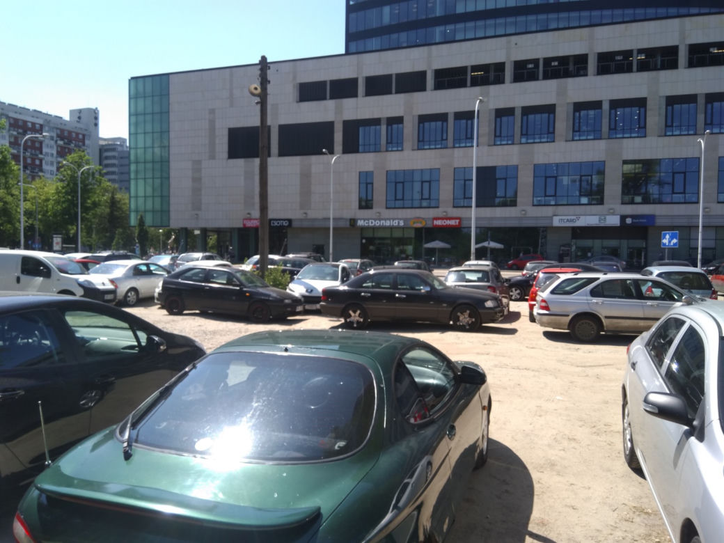 Idą na wojnę z dzikim parkowaniem na osiedlu Powstańców Śląskich. Zniknąć ma m.in. klepisko przy Sky Towerze