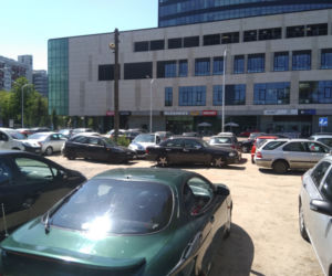 Idą na wojnę z dzikim parkowaniem na osiedlu Powstańców Śląskich. Zniknąć ma m.in. klepisko przy Sky Towerze