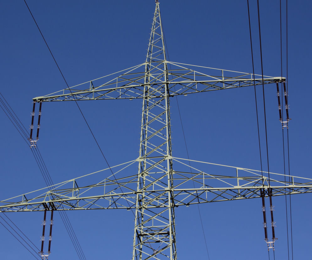 Mężczyzna wszedł na 30-metrowy słup elektryczny
