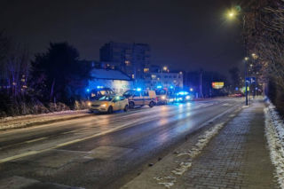 Chciał uniknąć mandatu, skończył pod kołami auta