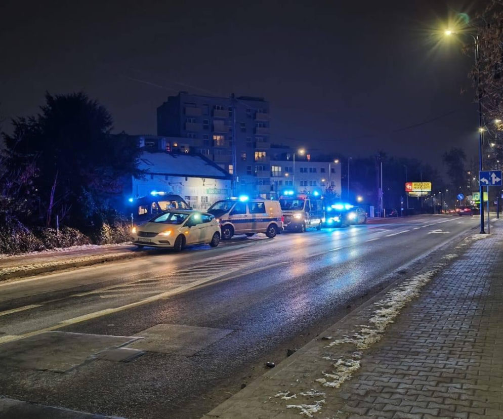 Chciał uniknąć mandatu, skończył pod kołami auta