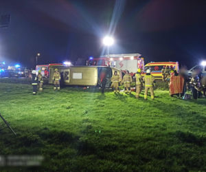 Sześć osób rannych po wywrotce busa. W akcji śmigłowiec LPR