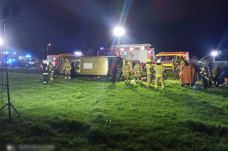 Sześć osób rannych po wywrotce busa. W akcji śmigłowiec LPR