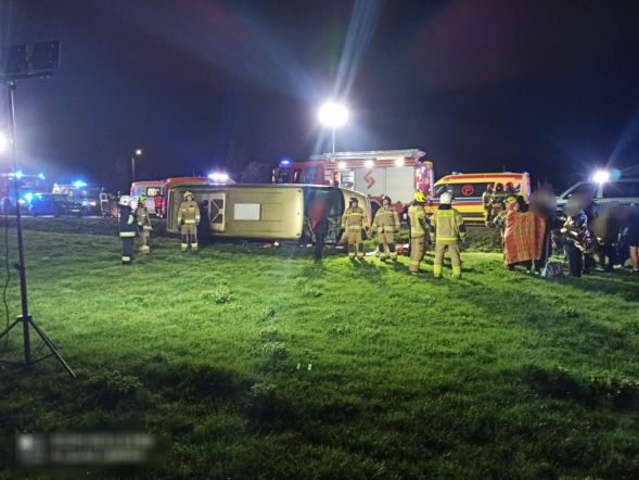 Sześć osób rannych po wywrotce busa. W akcji śmigłowiec LPR