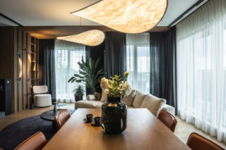 Apartament w Gdańsku zrywa z modą na minimalizm. Tak wygląda 115 metrów ciemnego luksusu